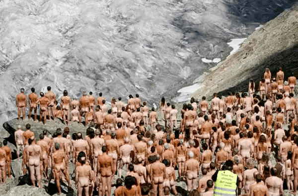 氷河を眺める裸の600人（スイス：2007）