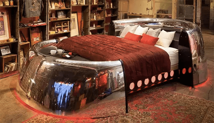 飛行機の部品で作ったベッド