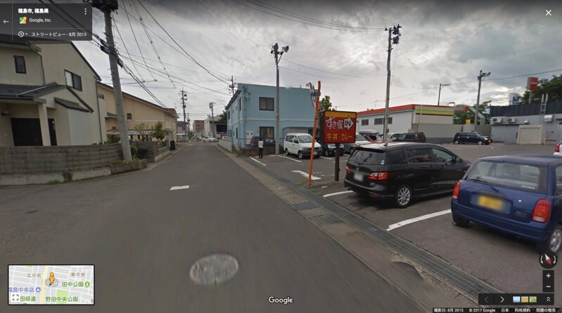 福島市, 福島県 - Google マップ-スーパーの駐車場で立ち尽くす女性