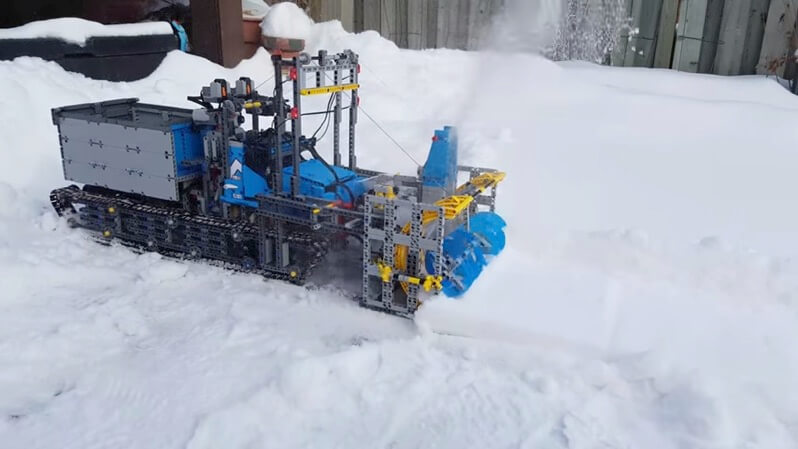 LEGOで作られた除雪車