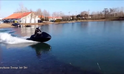 ハヤブサを搭載した水上バイク