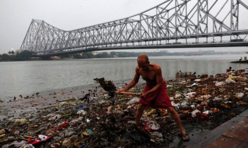 ガンジス川を掃除する男性