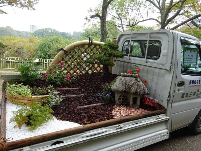 トラックの上に積まれた庭園