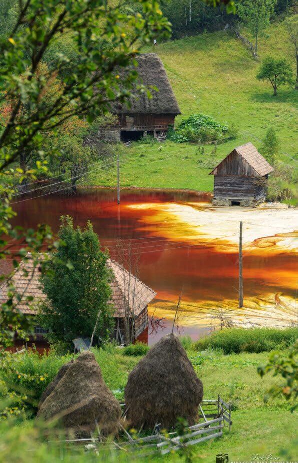 ジャマナ村の赤い猛毒湖