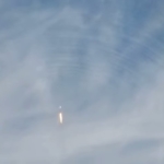 ロケットから放たれる強大な音波が凄い。雲の氷層を破壊する瞬間を捉えた映像。