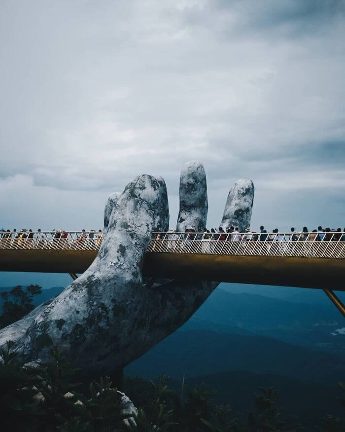 ベトナム-ダナン市-巨大な手の展望橋