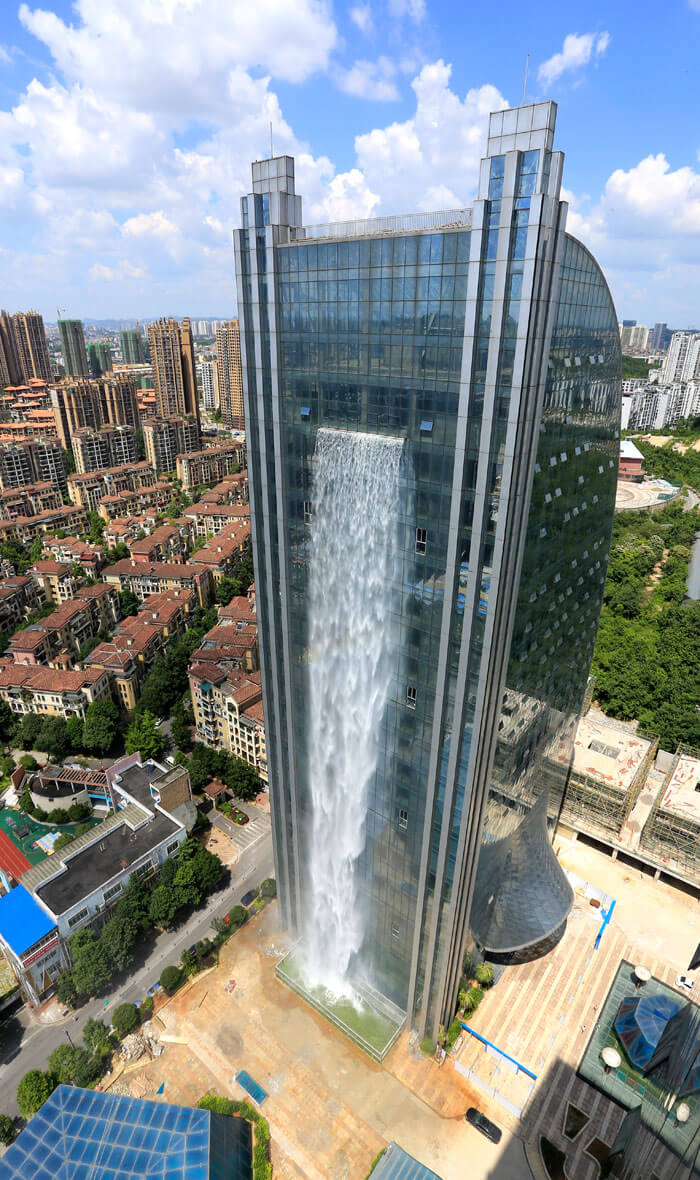 中国-ビルから流れる巨大な滝