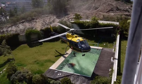 ヘリコプターによる消化-プールの水