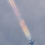 石川県上空に虹色の飛行機雲が発見される。正体は環水平アークか