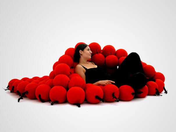 120個のボールが自由自在に動くベッド