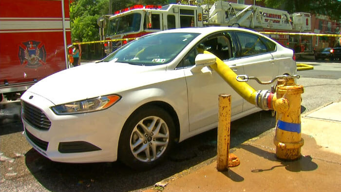 消火栓の前に駐車して窓ガラスが割られた車