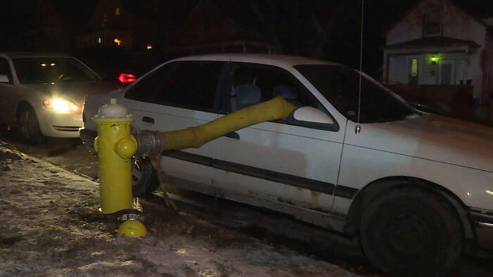 消火栓の前に駐車して窓ガラスが割られた車