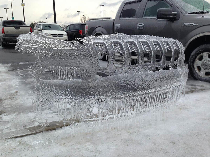 凍った車の跡