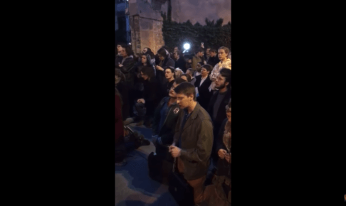 ノートルダム大聖堂の火災-聖歌を歌う人々