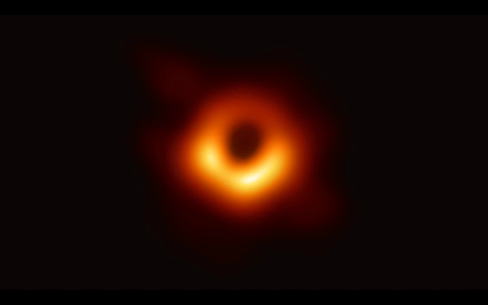 初めて撮影されたブラックホールの写真
